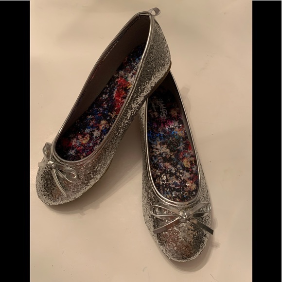 Faded Glory Girl’s Silver Dazzle Ballet Flat 2 - Picture 1 of 6